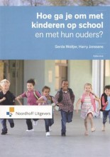 Samenvatting: Hoe Ga Je Om Met Kinderen Op School En Met Hun Ouders ? | 9789001831684 | Gerda Woltjer, et al Afbeelding van boekomslag